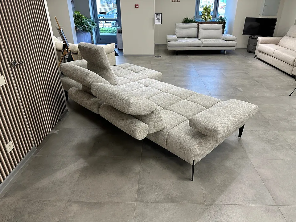 Skyline с левого торца сверху: левая и средняя спинки откинуты назад, под ними цилиндрические валики, дальняя спинка стоит прямо, на торце подлокотник