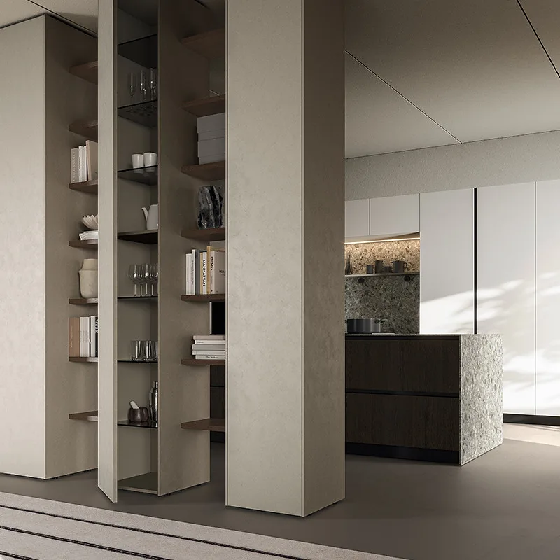 Colonne terra soffitto в ракурсе: у одной колонны открыта высокая дверца, внутри стеклянные полки с бокалами, у соседних — деревянные полки с книгами