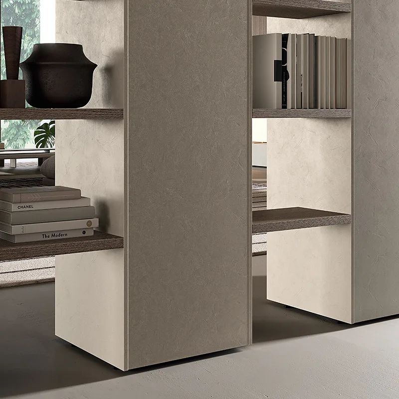Colonne terra soffitto крупным планом: низ колонн с бежевой отделкой под камень и закреплённые на них деревянные полки с книгами