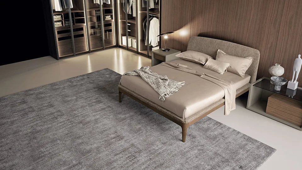 Кровать Elegance, Dall'Agnese, в спальне, вид сверху: слегка выгнутое мягкое изголовье в серо-бежевой фактурной ткани, рама из тёмного дерева на тонких ножках