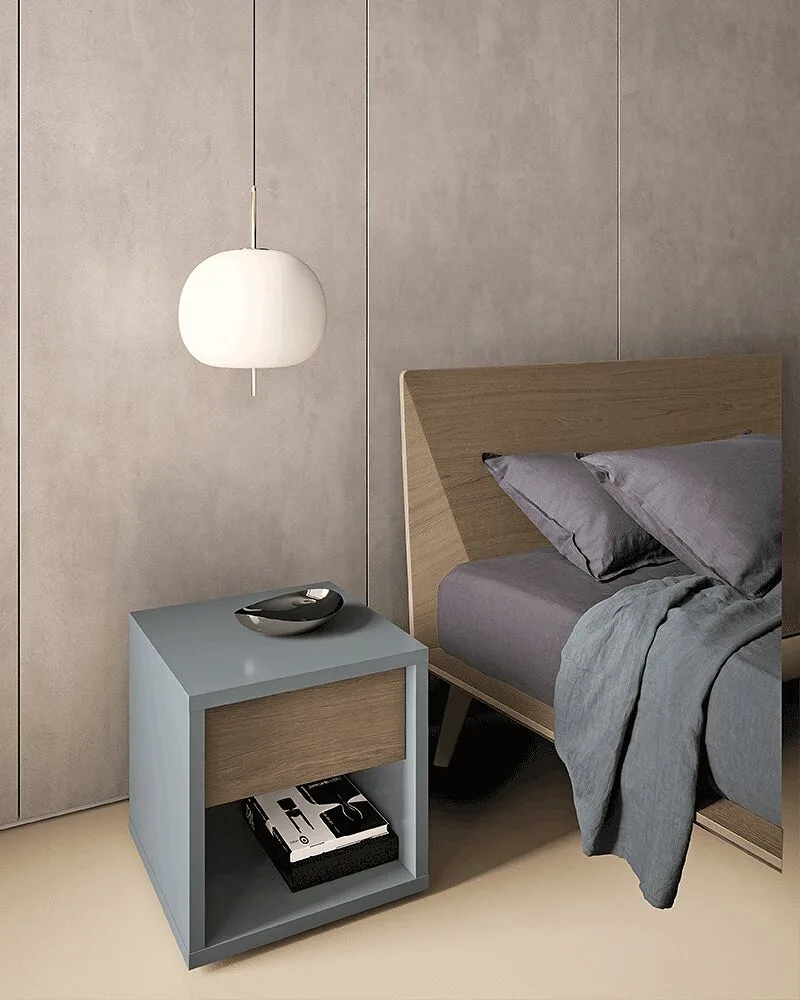 Тумба Slim Frame у кровати: голубовато-серый корпус-рамка, ящик в светлом дереве и открытая полка с книгами внизу