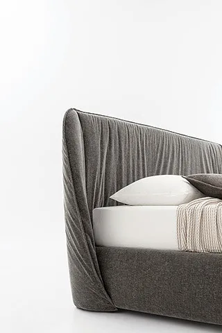 Кровать Nest, Ennerev, в серой обивке: изогнутое изголовье — вид сбоку