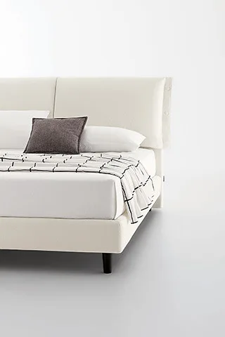 Кровать Vivienne, Ennerev, в белой обивке: изголовье с двумя подушками