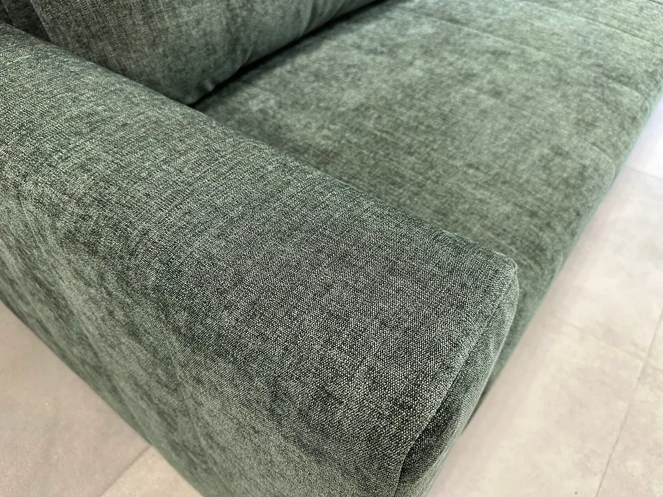Крупный план обивки Avella Pine Green: фактура шенилла на подлокотнике и сиденье