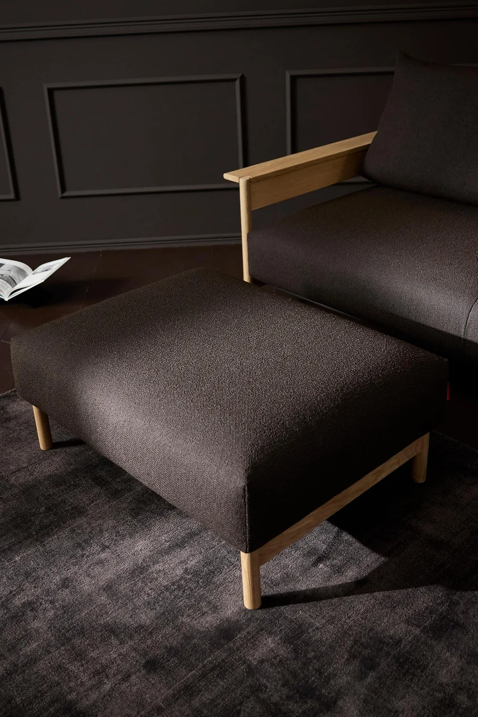 Оттоманка Malloy Wood Ottoman, Innovation Living, крупным планом: деревянные ножки и обивка