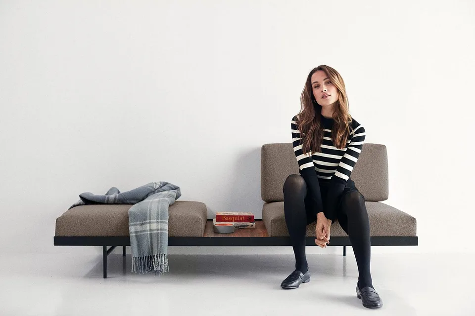 Puri Daybed With Walnut Table, Innovation Living, в интерьере — та же серия, другая модель (столик из ореха)
