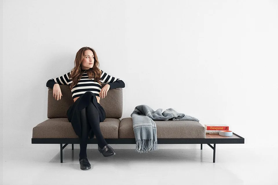 Puri Daybed With Walnut Table, Innovation Living, в интерьере — та же серия, другая модель (столик из ореха)
