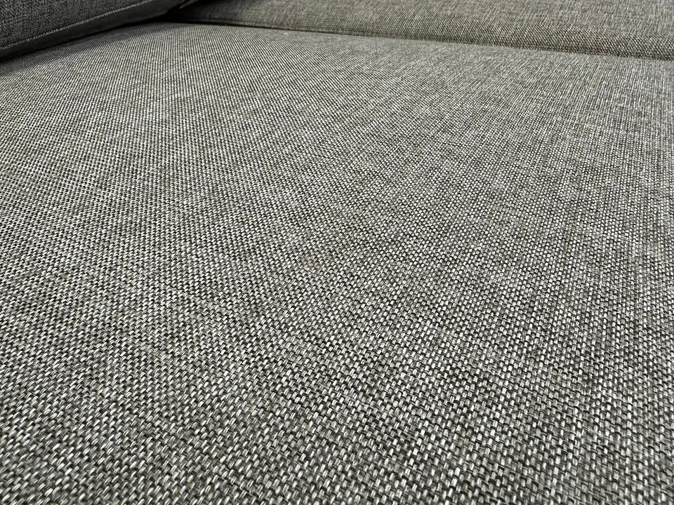Ткань Mixed Dance Grey 521 крупным планом: плотное плетение серых и белых нитей