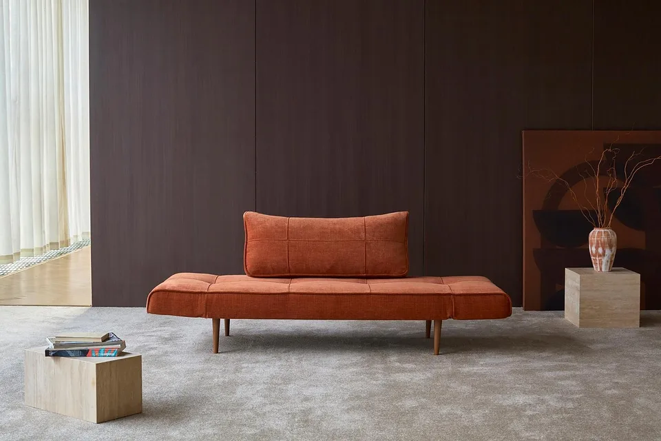 Zeal Styletto Daybed, Innovation Living, в интерьере — та же серия, другая модель (ножки Styletto)